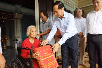 Phó Thủ tướng Bùi Thanh Sơn tặng quà Mẹ Việt Nam anh hùng Nguyễn Thị Thanh Xuân.