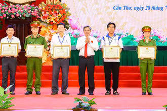 Lãnh đạo thành phố Cần Thơ trao bằng khen cho các tập thể, cá nhân tiêu biểu.