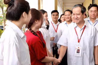 Bộ trưởng Giáo dục và Đào tạo Nguyễn Kim Sơn động viên thí sinh tại điểm thi Trường THPT Hai Bà Trưng (Vĩnh Phúc).