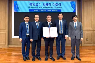 Giáo sư, Tiến sĩ Nguyễn Trung Việt, Hiệu trưởng Trường đại học Thủy lợi cùng đoàn công tác tại Đại học Keimyung, Hàn Quốc.
