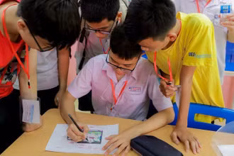 Đề thi không chỉ kiểm tra kiến thức mà còn yêu cầu học sinh vận dụng tư duy logic, khả năng phản biện.