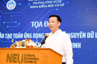 PGS, TS Bùi Huy Nhượng, Giám đốc Đại học Kinh tế Quốc dân phát biểu tại tọa đàm “Đào tạo Toán ứng dụng trong kỷ nguyên dữ liệu và ra quyết định thông minh”. 