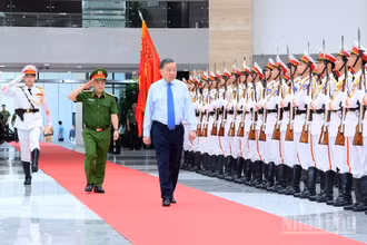 Tổng Bí thư, Chủ tịch nước Tô Lâm duyệt Đội danh dự Công an nhân dân. (Ảnh: ĐĂNG KHOA)