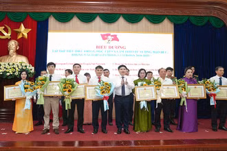 Đồng chí Bí thư Tỉnh ủy Trương Quốc Huy trao tặng Bằng khen cho các tập thể tiêu biểu trong học tập và làm theo tư tưởng, đạo đức, phong cách Hồ Chí Minh, giai đoạn 2016-2025.