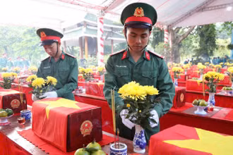 Các chiến sĩ cắm hoa, hương cho các Anh hùng liệt sĩ vừa được quy tập về với đất mẹ. 