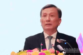 Ủy viên Ban Chấp hành Trung ương Đảng, Chủ nhiệm Ủy Ban Khoa học, Công nghệ và Môi trường của Quốc hội Lê Quang Huy công bố các Nghị quyết, Quyết định của Trung ương.