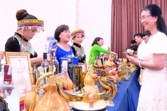 Người dân lựa chọn sản phẩm OCOP Lạng Sơn.