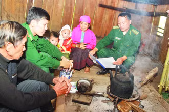 Một buổi tuyên truyền, vận động đưa trẻ đến lớp của cán bộ, chiến sĩ Đồn Biên phòng cửa khẩu Lóng Sập.