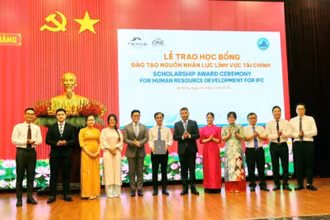 Liên danh Tập đoàn Terne Holdings và The One Destination trao học bổng cho các cán bộ của thành phố Đà Nẵng đến học tập kinh nghiệm tại các trung tâm tài chính quốc tế lớn trên thế giới. (Ảnh: PN)