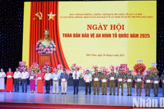 Ban Chỉ đạo thành phố Đà Nẵng trao 40 suất quà cho lực lượng an ninh cơ sở có hoàn cảnh khó khăn nhằm khích lệ, động viên xây dựng phong trào từ cơ sở. (Ảnh: ANH ĐÀO)