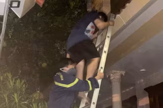 Lực lượng chữa cháy và cứu nạn cứu hộ sử dụng thang máy trực tiếp hướng dẫn người dân bình tĩnh thoát khỏi vụ cháy. (Ảnh: HL)