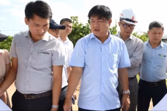 Chủ tịch Ủy ban nhân dân thành phố Đà Nẵng kiểm tra thực tế tại đoạn đường dẫn chưa khớp nối lên cầu Quảng Đà, sáng ngày 10/7. (Ảnh: MQ)