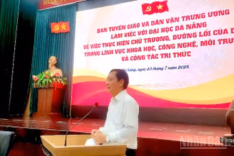 Đồng chí Huỳnh Thành Đạt, Phó Trưởng Ban Tuyên giáo và Dân vận Trung ương phát biểu tại buổi làm việc. (Ảnh: ĐÌNH TĂNG)