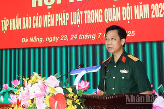Đại tá Phạm Đức Hoài, Phó Cục trưởng Cục Pháp chế (Bộ Quốc phòng) phát biểu khai mạc hội nghị. (Ảnh: ĐÌNH TĂNG)