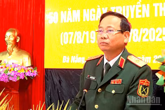 Thiếu tướng Hứa Văn Tưởng, Phó Tư lệnh Quân khu 5 phát biểu chỉ đạo tại buổi lễ. (Ảnh: ĐÌNH TĂNG)