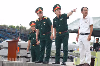 Thủ trưởng Bộ Tư lệnh Quân khu kiểm tra thực tế tại Cảng Kỳ Hà. (Ảnh: ĐÌNH TĂNG)