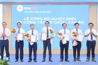 Lãnh đạo 6 Công ty điện lực mới được thành lập trên cơ sở sáp nhập các đơn vị hành chính nhận Quyết định do lãnh đạo EVNCPC trao tại buổi lễ. (Ảnh: ĐÌNH TĂNG)