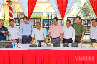 Đại biểu tham quan gian trưng bày dụng cụ tác nghiệp phát thành và truyền hình ngày xưa. 