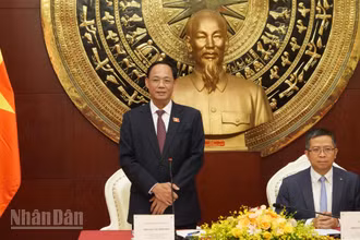 Phó Chủ tịch Quốc hội Trần Quang Phương phát biểu tại buổi gặp gỡ cộng đồng người Việt Nam tại Trung Quốc.