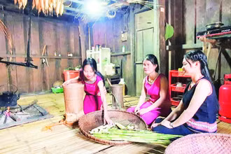 Phụ nữ Xơ Đăng chuẩn bị nguyên liệu để chế biến món Păng Chôh.