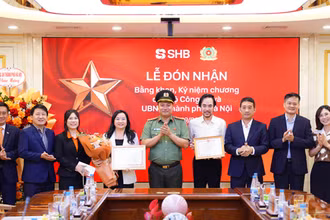 Đại tá Nguyễn Tiến Đạt, Phó Giám đốc Công an TP Hà Nội trao bằng khen và công nhận tới đại diện lãnh đạo SHB.
