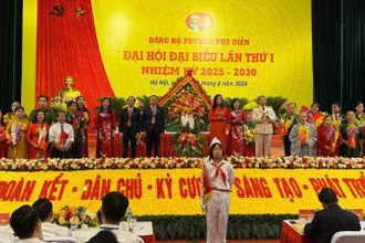 Các tầng lớp nhân dân trên địa bàn phường Phú Diễn tặng hoa chúc mừng Đại hội. (Ảnh: DIỆU THƯƠNG)