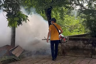 Trạm y tế xã Thiên Lộc tổ chức phun hóa chất diện rộng phòng, chống dịch sốt xuất huyết. 