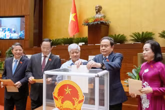 Trước khi biểu quyết thông qua Nghị quyết bằng hình thức biểu quyết điện tử, Quốc hội phê chuẩn danh sách Phó Chủ tịch và Ủy viên Hội đồng Bầu cử quốc gia bằng hình thức bỏ phiếu kín. (Ảnh: DUY LINH)