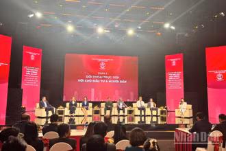 Các diễn giả trả lời, đối thoại với người dân tìm cách tháo gỡ khó khăn xung quanh thủ tục thuê, mua nhà ở xã hội hiện nay. (Ảnh: HNV)