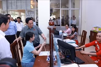 Thủ tướng Phạm Minh Chính thăm, kiểm tra tình hình hoạt động của Trung tâm Phục vụ hành chính công phường Ninh Kiều (thành phố Cần Thơ) ngày 13/7. (Ảnh: TTXVN)