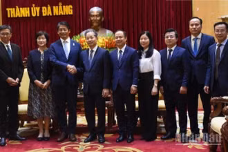 Bí thư Thành ủy Đà Nẵng Nguyễn Văn Quảng tiếp Đại sứ đặc mệnh toàn quyền Nhật Bản tại Việt Nam Ito Naoki và phu nhân. (Ảnh: ANH ĐÀO)
