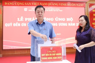 Nhà xuất bản Chính trị quốc gia Sự thật ủng hộ Quỹ “Đền ơn đáp nghĩa”