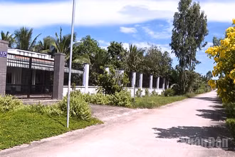Nhiều hộ gia đình người dân tộc thiểu số xây dựng nhà cửa khang trang.