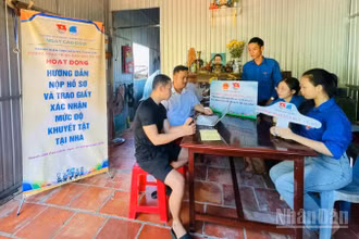 Đoàn viên, thanh niên tình nguyện hướng dẫn người dân nộp hồ sơ và trao giấy xác nhận mức độ khuyết tật tại nhà ở phường Cao Lãnh (tỉnh Đồng Tháp).