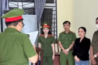 Cơ quan Cảnh sát điều tra tống đạt các quyết định khởi tố bị can, bắt tạm giam Nguyễn Thị Hợi. Ảnh: Công an tỉnh Đắk Lắk.