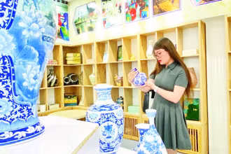 Sở Công thương Hà Nội trưng bày, giới thiệu các sản phẩm thủ công mỹ nghệ ngành gốm sứ, sơn mài.