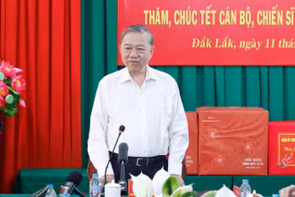 Bí thư Quân ủy Trung ương chúc Tết cán bộ, chiến sĩ đồn biên phòng EA H’Leo, tỉnh Đắk Lắk. (Ảnh: Thống Nhất/TTXVN)