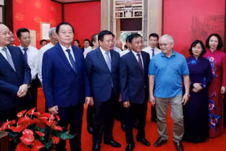 Các đại biểu tham quan di tích Nhà số 48 Hàng Ngang.