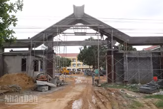 Cổng Trường phổ thông nội trú liên cấp tiểu học và trung học cơ sở xã biên giới Ia Lốp đang trong quá trình hoàn thiện.