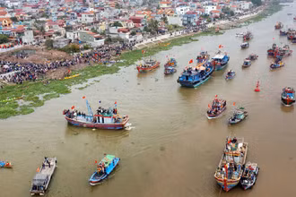 Tàu thuyền ra vào tấp nập trên sông Diêm Hộ, thị trấn Diêm Điền.