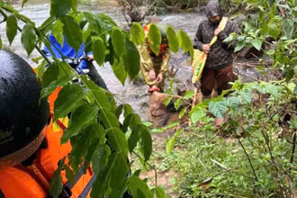 Lực lượng chức năng băng rừng, lội suối tổ chức tìm kiếm người dân bị mắc kẹt trong rừng sâu. 