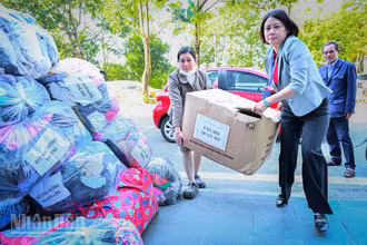 Cán bộ, giáo viên trường Tiểu học Nguyễn Bỉnh Khiêm, phường Việt Hưng (Hà Nội) mang quần áo ủng hộ người dân bị ảnh hưởng mưa lũ các tỉnh miền trung-Tây Nguyên.