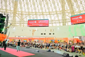 Không chỉ mua sắm, đến với Hội chợ Mùa thu 2025 người dân còn có thể xem nhiều hoạt động văn hóa giải trí như biểu diễn võ thuật, xiếc, ảo thuật, ca múa nhạc… được diễn ra liên tục.