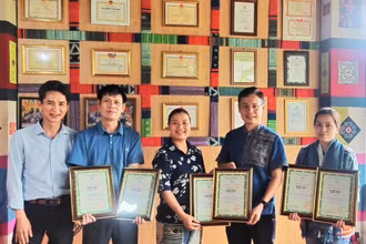 Công ty trách nhiệm hữu hạn Sản xuất và Thương mại Dịch vụ Thổ cẩm Việt Nam có 6 sản phẩm thổ cẩm được công nhận đạt chuẩn OCOP 3 sao.