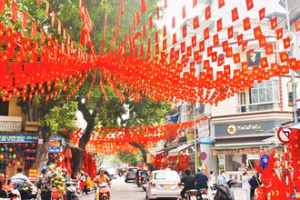 Đường phố Hà Nội trang trí rực rỡ cờ hoa mừng Quốc khánh.