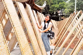 Du khách trải nghiệm tại làng nghề Thổ Hà.