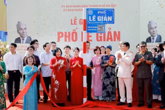 Các đồng chí lãnh đạo Trung ương và Hà Nội thực hiện nghi thức gắn biển tên phố Lê Giản.