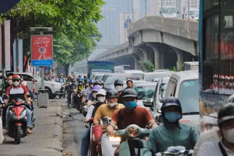 Hà Nội đang lấy ý kiến để hỗ trợ người dân chuyển đổi xe máy chạy xăng sang phương tiện xanh.