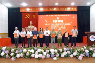 Lãnh đạo phường Việt Hưng trao sổ tiết kiệm cho người có công, đại diện gia đình chính sách trên địa bàn.