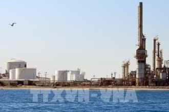 Sự hạ nhiệt nhanh chóng căng thẳng giữa Israel và Iran đã khiến giá dầu rơi tự do. (Ảnh minh họa: TTXVN)